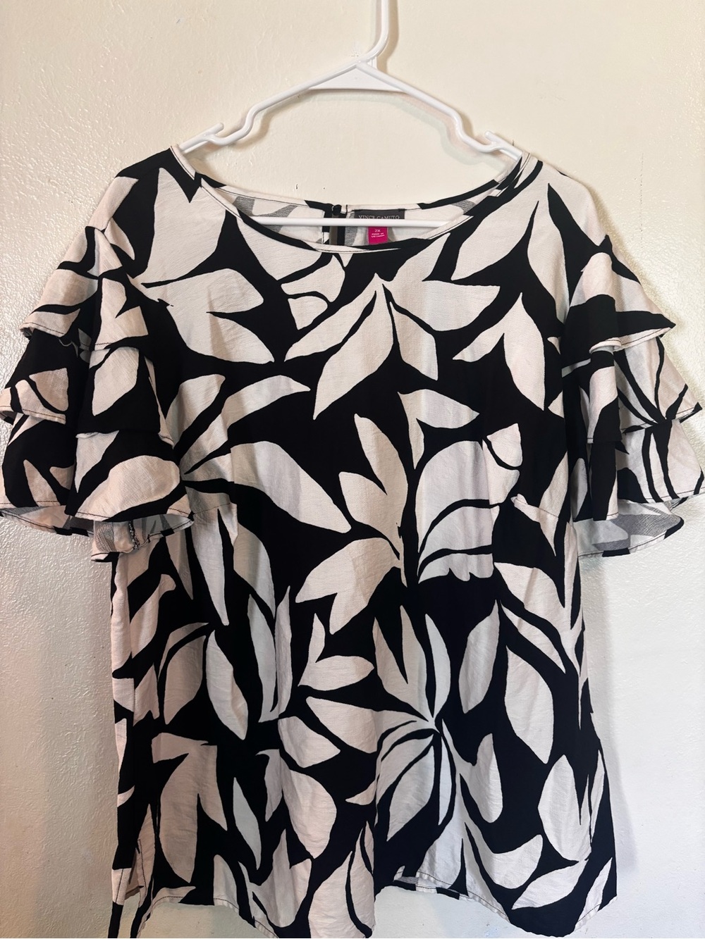 Vince Camuto Black and White Leaf-Print Ruffle Sleeve Top 2X